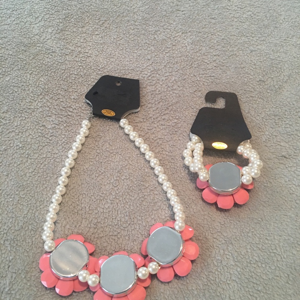 NWT FAUX PEARL WITH FLOWERS NECKLACE AND BRACELET MATCHING SET - Picture 4 of 5